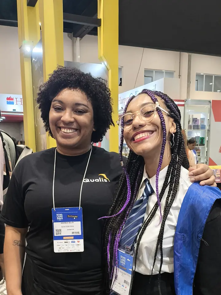 Júlia abraçada a uma leitora na Bienal BA 2026