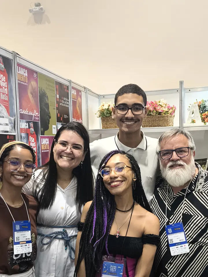 Júlia com amigos e leitores na Bienal BA 2026