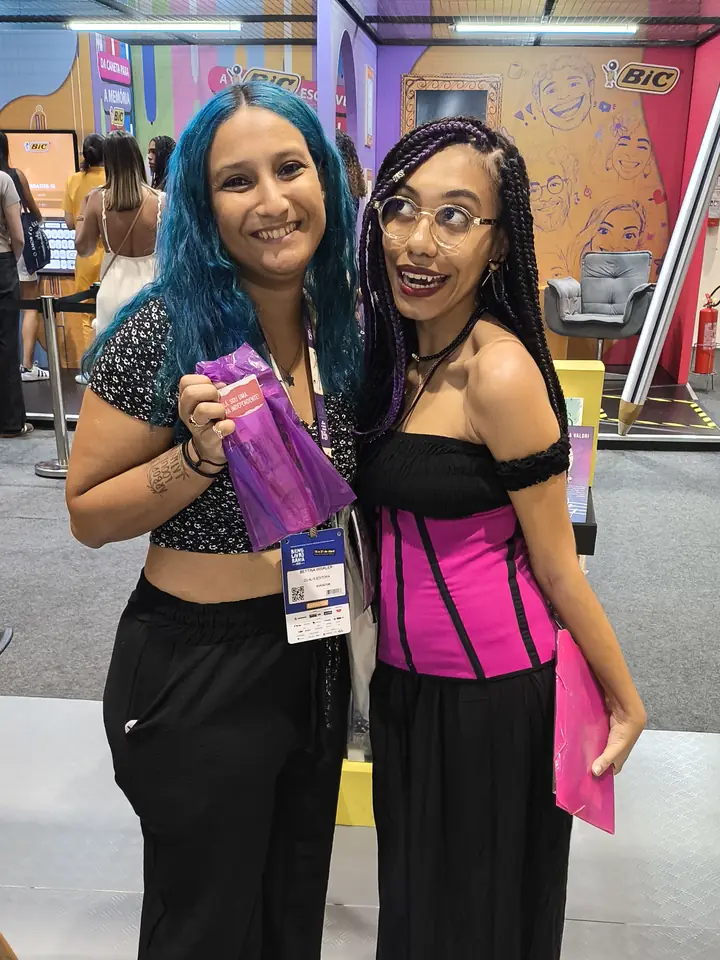 Júlia com uma leitora de cabelo azul na Bienal da Bahia
