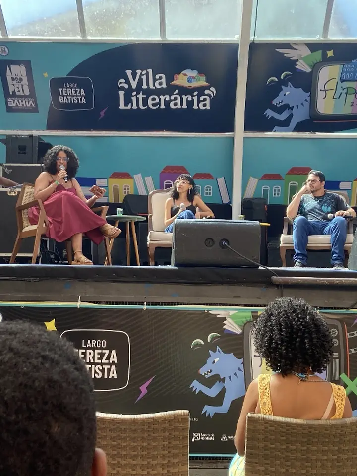Mesa literária no palco da FLIPELÔ 2025