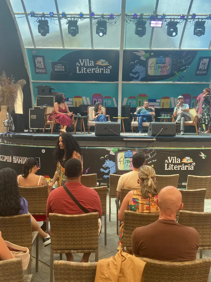 Plateia acompanhando bate-papo na Vila Literária da FLIPELÔ 2025