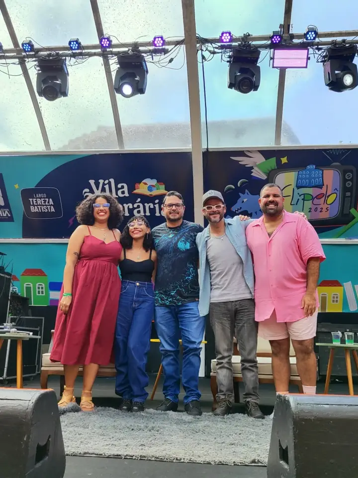 Júlia com os participantes no palco da Vila Literária da FLIPELÔ 2025