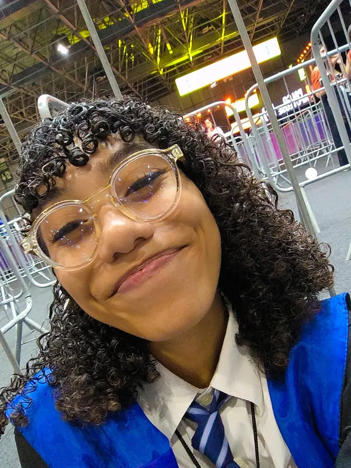 Selfie de Júlia sorrindo na Bienal do Rio 2025