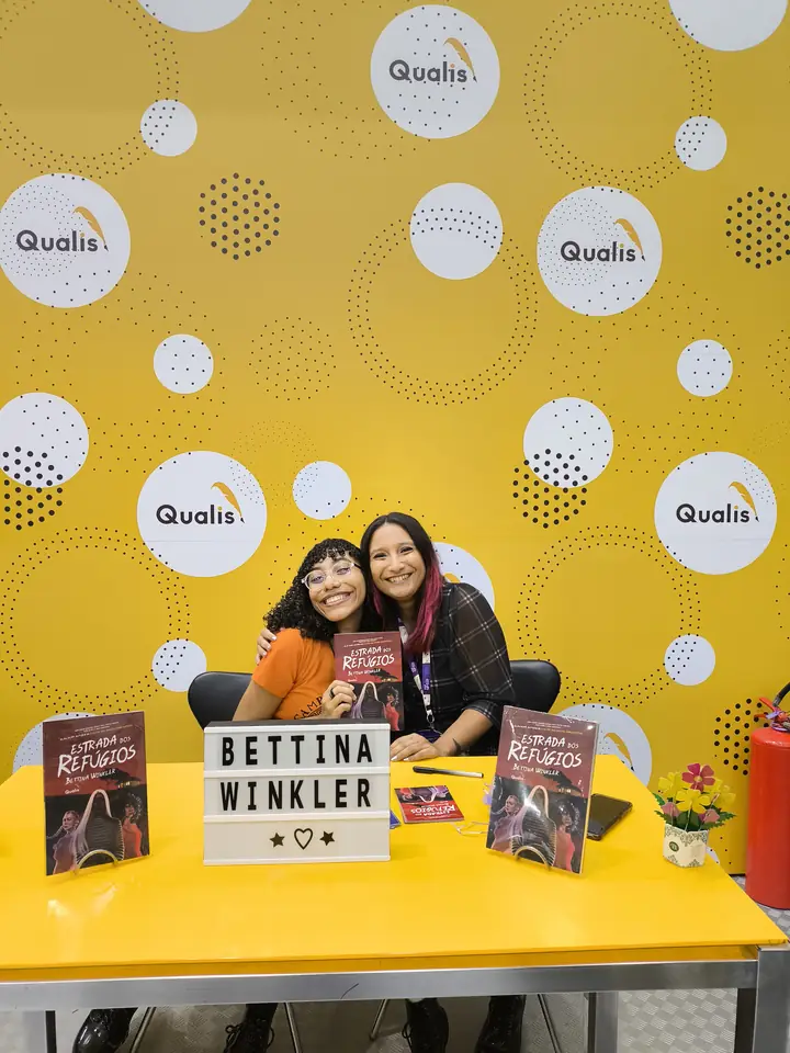 Júlia na mesa de autógrafos da Bienal RJ 2025