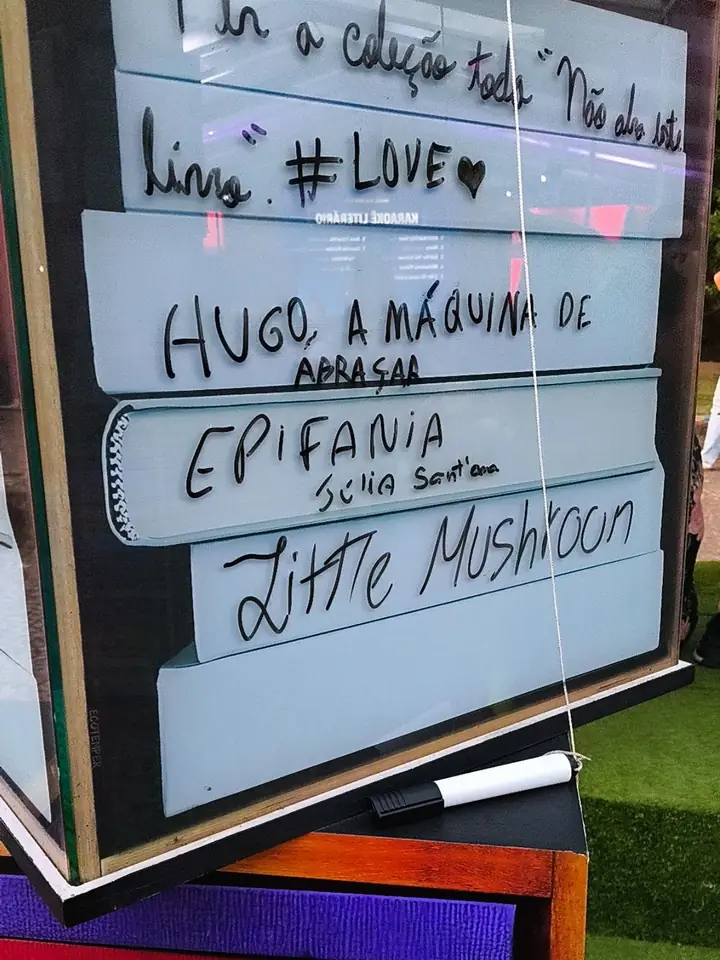 Mural de leituras da Bienal RJ 2025 com Epifania escrito à mão